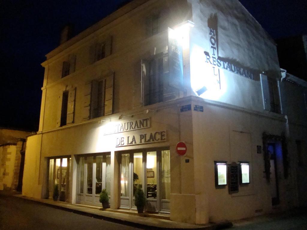 Hotel Restaurant De La Place Saint-Jean-dʼAngély Exteriér fotografie